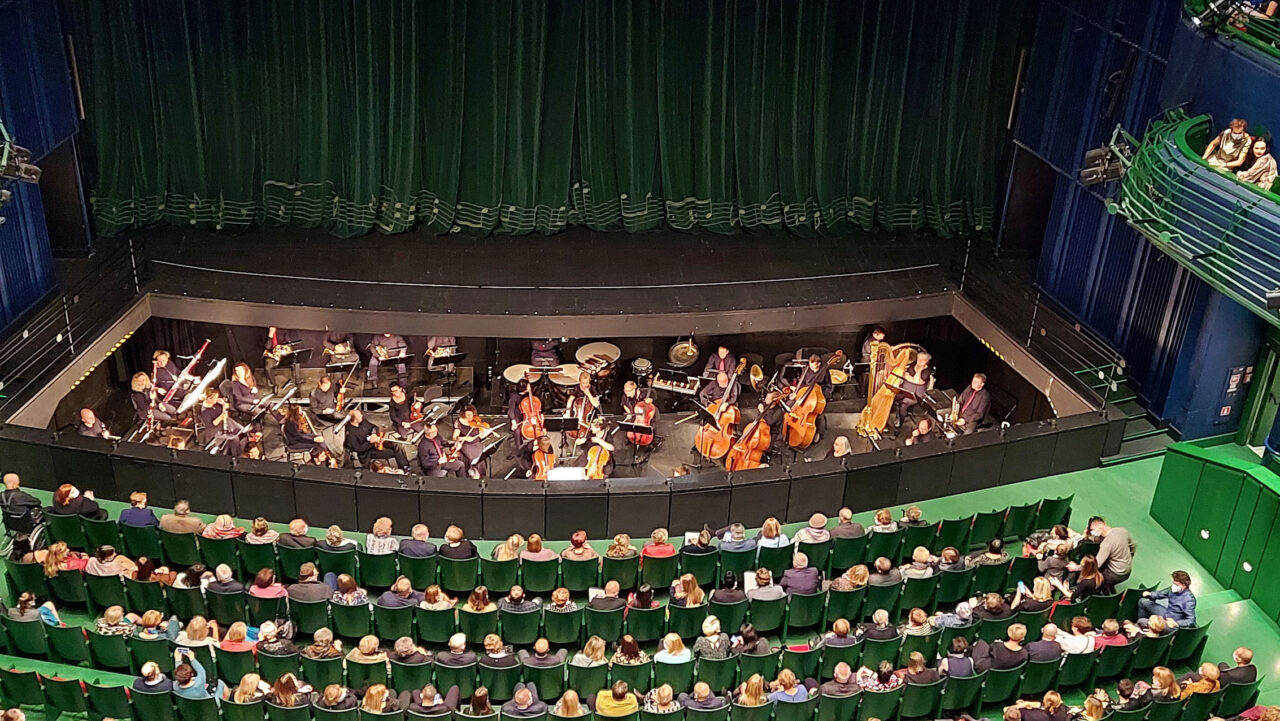 Ilustracja do artykułu Udział grupy osób na spektaklu "Wesoła wdówka"w Operze i Filharmonii Podlaskiej.