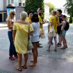 Pracownicy Książnicy rozdają książki w ramach akcji