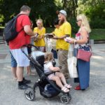 Pracownicy Książnicy rozdają książki w ramach akcji