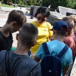 Pracownicy Książnicy rozdają książki w ramach akcji