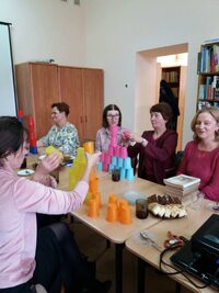 Marzena Żurek w trakcie prezentacji o zdrowym odżywianiu oraz uczestnicy