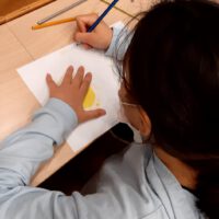  Zdjęcia przedstawiają młodzież, która wzięła udział w spotkaniu z bajką.