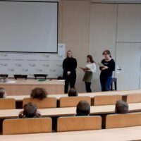  Zdjęcia przedstawiają młodzież, która wzięła udział w spotkaniu z bajką.