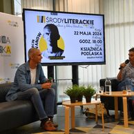 Marcin Silwanow i Krzysztof Szubzda siedzą na kanapach w Galerii Parter.