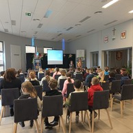 Dyrektor biblioteki przedstawia autorkę książek