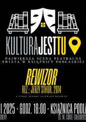 Czarny plakat promujący wydarzenie teatralne „Rewizor” w reżyserii Jerzego Stuhra z 2014 roku, z cyklu Teatru Telewizji Polskiej. Na górze hasło „Kultura jest tu” z grafiką masek teatralnych i regałów z książkami. Pokaz odbędzie się 25 marca 2025 o godzinie 18:00 w Książnicy Podlaskiej, wstęp wolny.