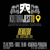 Czarny plakat promujący wydarzenie teatralne „Rewizor” w reżyserii Jerzego Stuhra z 2014 roku, z cyklu Teatru Telewizji Polskiej. Na górze hasło „Kultura jest tu” z grafiką masek teatralnych i regałów z książkami. Pokaz odbędzie się 25 marca 2025 o godzinie 18:00 w Książnicy Podlaskiej, wstęp wolny.