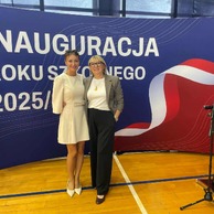 Zdjęcie przedstawiające dwie uśmiechnięte kobiety, Iwonę Gaweł i Katarzynę Kisielewska-Maryniuk, stojące obok siebie na tle transparentu