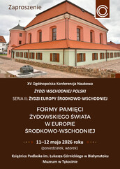 Plakat informacyjny z dużym napisem „Zaproszenie” w lewym górnym rogu. Na górze dominuje szerokie zdjęcie historycznego budynku w jasnym, łososiowym kolorze z pomarańczowym dachem i rzędami okien, najprawdopodobniej jest to Muzeum w Tykocinie lub inny budynek z Podlasia. Poniżej, na ciemnobrązowym tle, znajdują się kluczowe informacje: Tytuł Konferencji („XV Ogólnopolska Konferencja Naukowa Żydzi Wschodniej Polski. Seria II: Żydzi Europy Środkowo-Wschodniej”), jej główny temat („FORMY PAMIĘCI ŻYDOWSKIEGO ŚWIATA W EUROPIE ŚRODKOWO-WSCHODNIEJ”), data (11–12 maja 2026 roku) oraz miejsca obrad (Książnica Podlaska w Białymstoku i Muzeum w Tykocinie).