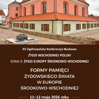 Plakat informacyjny z dużym napisem „Zaproszenie” w lewym górnym rogu. Na górze dominuje szerokie zdjęcie historycznego budynku w jasnym, łososiowym kolorze z pomarańczowym dachem i rzędami okien, najprawdopodobniej jest to Muzeum w Tykocinie lub inny budynek z Podlasia. Poniżej, na ciemnobrązowym tle, znajdują się kluczowe informacje: Tytuł Konferencji („XV Ogólnopolska Konferencja Naukowa Żydzi Wschodniej Polski. Seria II: Żydzi Europy Środkowo-Wschodniej”), jej główny temat („FORMY PAMIĘCI ŻYDOWSKIEGO ŚWIATA W EUROPIE ŚRODKOWO-WSCHODNIEJ”), data (11–12 maja 2026 roku) oraz miejsca obrad (Książnica Podlaska w Białymstoku i Muzeum w Tykocinie).