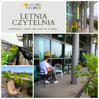 Zdjęcie przedstawiające Letnią Czytelnię: kwiaty w stojących na ziemi donicach, krzesła i stoliki na VI piętrze Książnicy Podlaskiej.