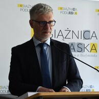 Prof. Krzysztof Korotkich przemawia przy mównicy.