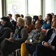 Publiczność słuchająca wystąpień konferencyjnych.