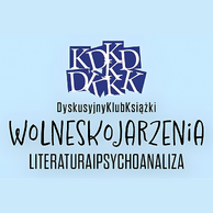 Grafika promująca Dyskusyjny Klub Książki „Wolne Skojarzenia”. Na jasnoniebieskim tle znajduje się logo DKK oraz napis: „Dyskusyjny Klub Książki – Wolne Skojarzenia. Literatura i psychoanaliza”.
