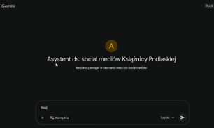 Ekran aplikacji Gemini z ciemnym tłem, na środku widoczny napis „Asystent ds. social mediów Książnicy Podlaskiej” oraz pod nim tekst „Będziesz pomagał w tworzeniu treści do social mediów”. U dołu znajduje się pasek wprowadzania tekstu z rozpoczętym słowem „Nap”, obok przycisk „Szybki” i ikona strzałki. W lewym górnym rogu widoczne jest logo Gemini, a w prawym górnym rogu napis „PLUS”.