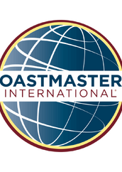 Logo Toastmasters International – okrągła kula ziemska w odcieniach granatu z białymi liniami siatki oraz szeroki biały prostokąt na środku z napisem „TOASTMASTERS” granatowymi literami i „INTERNATIONAL” czerwonymi pod spodem.