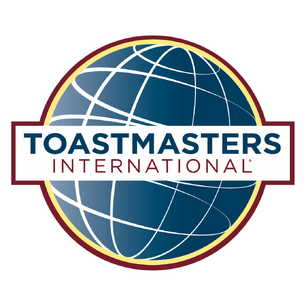 Logo Toastmasters International – okrągła kula ziemska w odcieniach granatu z białymi liniami siatki oraz szeroki biały prostokąt na środku z napisem „TOASTMASTERS” granatowymi literami i „INTERNATIONAL” czerwonymi pod spodem.
