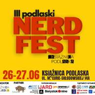 Plakat przedstawia grafikę na jaskrawym, żółtym tle reklamującą wydarzenie „III podlaski NERD FEST”, które odbędzie się w dniach 26–27 czerwca w Książnicy Podlaskiej przy ul. M. Curie-Skłodowskiej 14A. Centralną część zajmuje duży, trójwymiarowy napis „NERD FEST” w kolorze czerwonym, uzupełniony mniejszą czarną czcionką o hasła „III podlaski” oraz „Książnica Podlaska”. W dolnej części obrazu umieszczono biały poziomy pasek z logotypami organizatora (Książnica Podlaska), partnera strategicznego (Województwo Podlaskie z charakterystycznym, kolorowym żubrem) oraz licznych patronów medialnych i partnerów wydarzenia, wśród których widoczne są m.in. Polskie Radio Białystok, Radio Akadera, Radio JARD, BiałystokOnline, proanima.pl, Wydział Fizyki, Retro Graty, CD-Action, PSX Extreme, Gamebook oraz goodbooks.