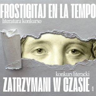 Kwadratowy plakat promujący konkurs literacki wykonany w stylistyce kolażu, gdzie na tle szarego, teksturowanego papieru widnieje szerokie poziome rozdarcie odsłaniające fragment twarzy. Centralnym elementem są oczy o melancholijnym spojrzeniu z pojedynczą łzą, stylizowane na klasyczny miedzioryt w odcieniu sepii. Kompozycję dopełniają duże, białe napisy w języku esperanto („FROSTIGITAJ EN LA TEMPO”) oraz polskim („ZATRZYMANI W CZASIE”), uzupełnione mniejszym drukiem informującym o charakterze wydarzenia oraz pionową datą 2026.