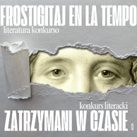 Kwadratowy plakat promujący konkurs literacki wykonany w stylistyce kolażu, gdzie na tle szarego, teksturowanego papieru widnieje szerokie poziome rozdarcie odsłaniające fragment twarzy. Centralnym elementem są oczy o melancholijnym spojrzeniu z pojedynczą łzą, stylizowane na klasyczny miedzioryt w odcieniu sepii. Kompozycję dopełniają duże, białe napisy w języku esperanto („FROSTIGITAJ EN LA TEMPO”) oraz polskim („ZATRZYMANI W CZASIE”), uzupełnione mniejszym drukiem informującym o charakterze wydarzenia oraz pionową datą 2026.